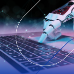 mão de robô toca com dedo indicador em um teclado de notebook